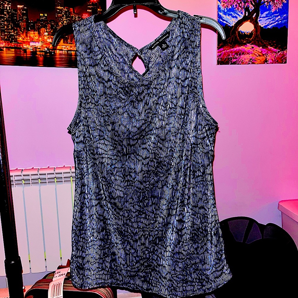 very cute blue top, easily paired with jeans or a skirt, cute to go out in